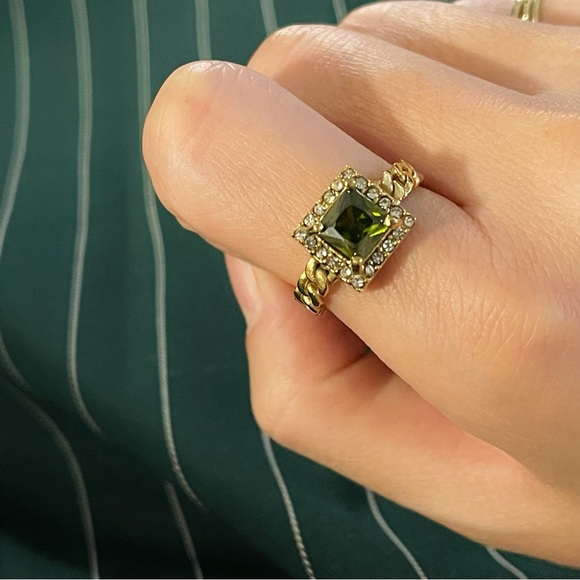 ✨Elegant 18K Gold Plated Interlock Ring with Zircon (peridot color) - Picture 2 of 3